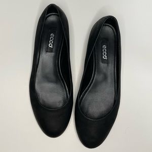 Ecco Womens slip-on leather flat size 38 (US 7-7.5)